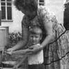 Андрюша Краско с мамой. Фото из газеты Теленеделя